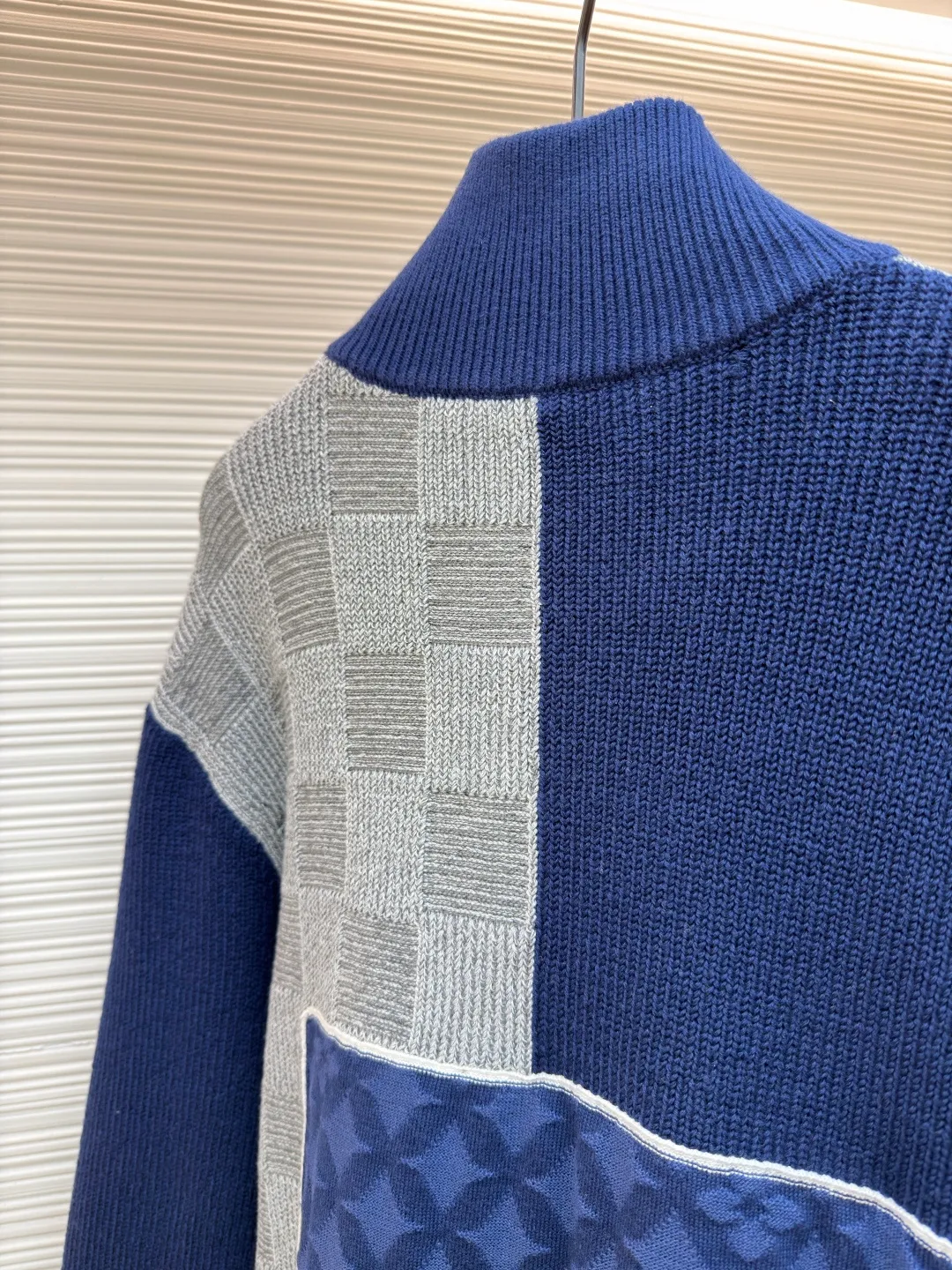 LOUIS VUITTON spliced zipper high-neck long-sleeved sweater ●Original version: purchased and developed by 22733 ●Item number: 1682536-C60 ●Fabric: 100% cotton ●Technology: knitted ●Color: navy ●Version: fitted version ●Weight: about 1245 grams ●Size: S-M-L-XL ●Description: This LOUIS The VUITTON spliced knitted cardigan is woven from high-quality wool blended yarns. The body is created using a combination of jacquard and plain knitting techniques. The checkerboard and presbyopic patterns have a three-dimensional texture. The fabric is delicate, soft, waxy and elastic. It has both warmth retention and breathability, and is not prone to pilling or snagging. The body adopts a deconstructed splicing design. Knitted fabrics with different textures are stitched by hand. The splicing lines are straight and fine, strong and layered. The neckline is a stand-up collar design, with customized metal zippers that are smooth and durable. The pockets on both sides are made with patch pockets. The ribbed edges on the cuffs and hem are moderately elastic. The overall cut is a loose silhouette. The customized accessories and three labels are complete. The details and craftsmanship show the brand's ingenuity. It is suitable for various wear scenarios such as daily leisure and light business. The overall wiring is straight and delicate, the fabric is comfortable and soft, and the color is consistent without color difference. It can be matched with the same style to create a fashionable look and control various occasions. Customized accessories, complete with three standards, same style for men and women!